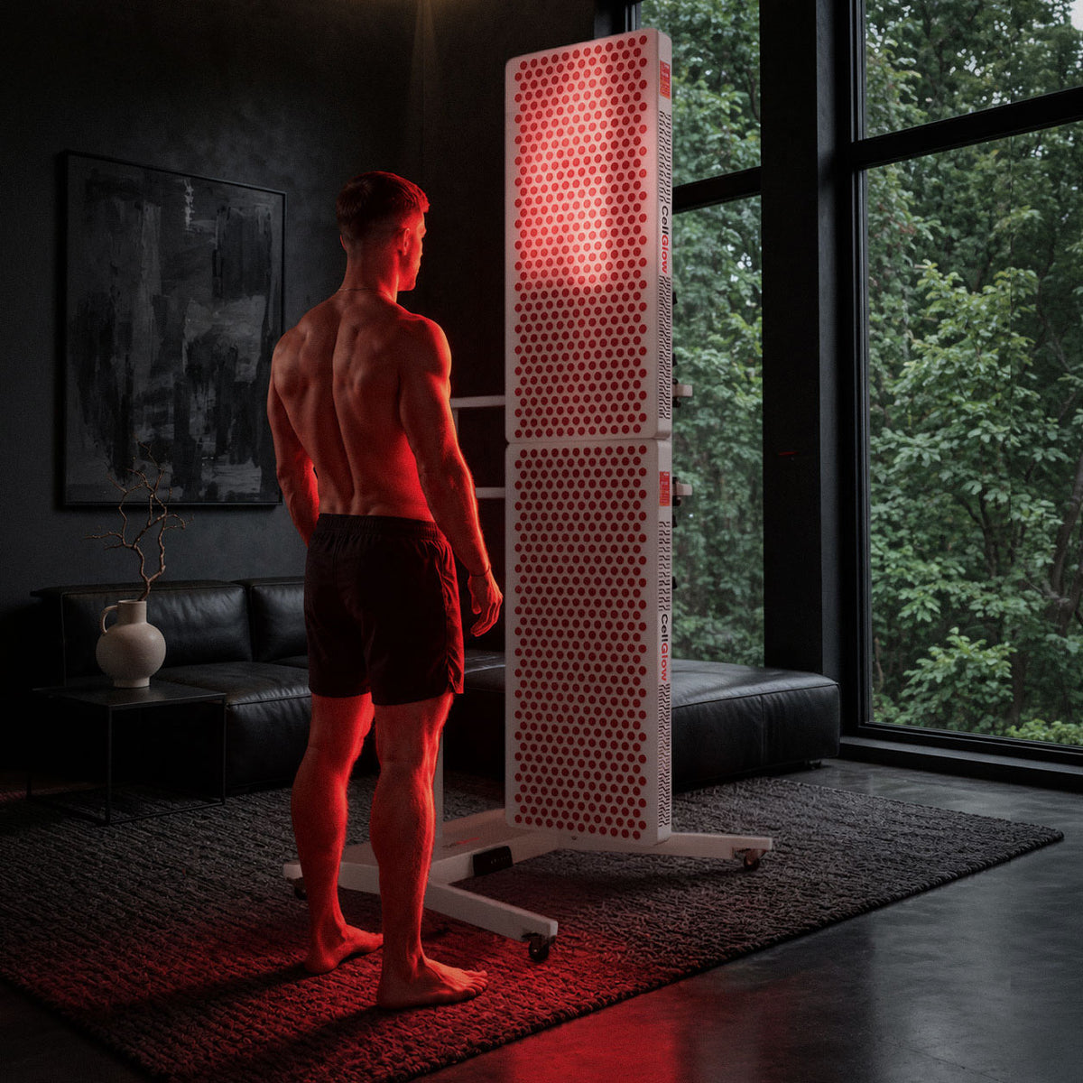 Panneaux Cell Glow à la verticale sur le support électrique près d’une personne debout